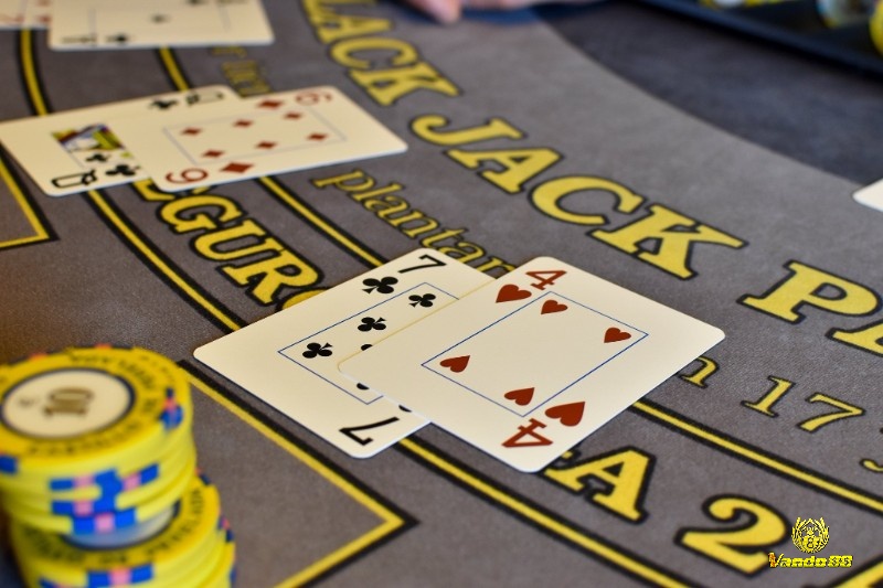 11 điểm lá tổng điểm của lá 7 chuồn và 4 cơ theo dựa trên quy luật trong cách chơi bài Blackjack
