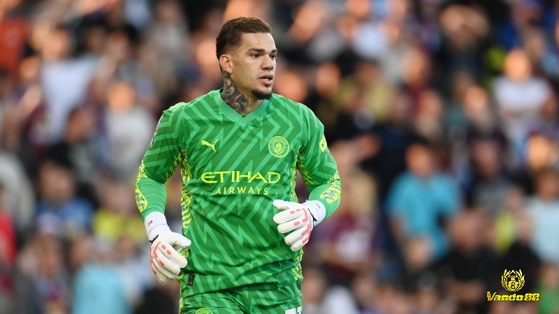 Ederson là thủ môn xuất sắc với khả năng chơi chân ấn tượng
