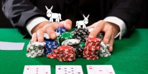 Donk bet poker là gì? Chiến thuật đánh bài poker hiệu quả 2025