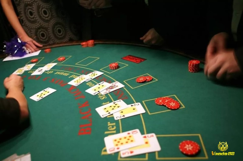 Khi tìm hiểu blackjack là gì nhiều người chơi mới mắc phải sai lầm cơ bảnquyết định "hit" (rút thêm bài) và "stand" (dừng)
