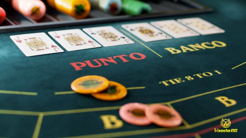 Punto Banco là biến thể baccarat phổ biến với quy tắc cố định về việc rút lá bài thứ ba, không có sự lựa chọn như trong Chemin de Fer