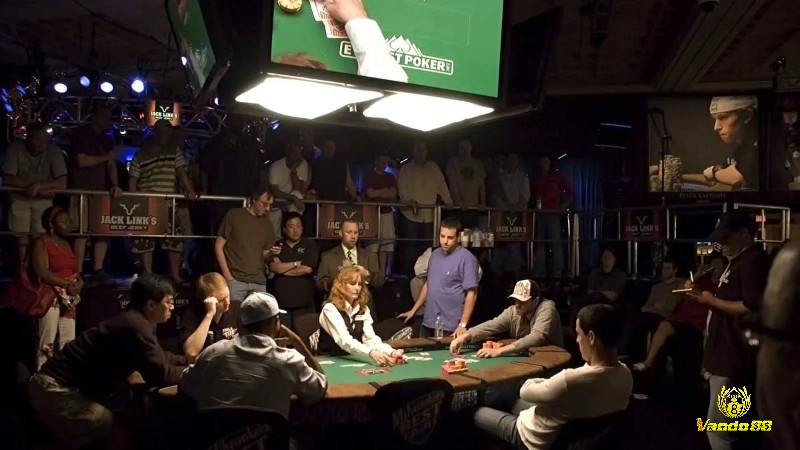 Vị trí trong bàn chơi đóng vai trò quan trọng trong chiến thuật poker tournament giúp xác định chuyển chiến thuật hiệu quả