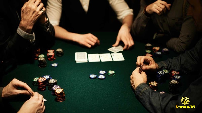 Tại giai đoạn giữa cần điều chỉnh chiến thuật poker tournament sang tấn công chủ để