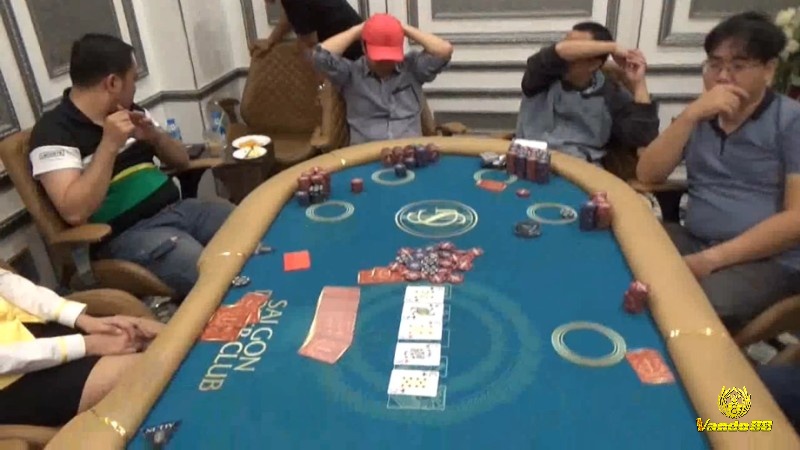Poker ăn tiền là hình thức chơi poker có đặt cược tiền thật thay vì chỉ chơi để giải trí