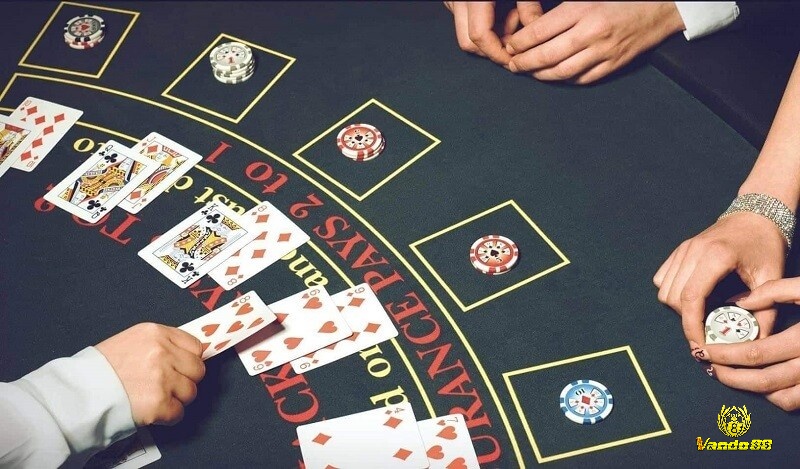 Basic Strategy là bảng chiến thuật tính toán dựa xác suất toán học, hành động tối ưu nhất cho mỗi tình huống cụ thể