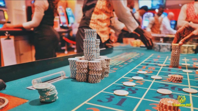 Live Roulette đòi hỏi precision cao trong việc quay bánh xe và thả bóng giúp người chơi xác nhận độ fairness của game