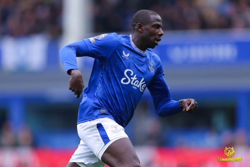 Abdoulaye Doucouré – tiền vệ box-to-box toàn diện trong danh sách cầu thủ Everton với khả năng ghi bàn và hoạt động rộng khắp sân.