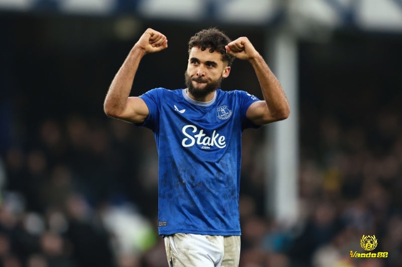 Dominic Calvert-Lewin – tiền đạo chủ lực trong danh sách cầu thủ Everton với khả năng không chiến và chọn vị trí ấn tượng.