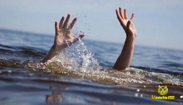 Mơ người bị chết đuối ám chỉ bạn không nên tiêu cực 