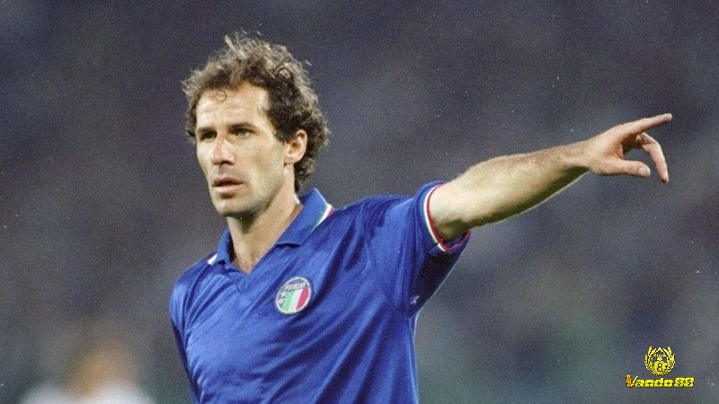 Franco Baresi luôn biết chọn vị trí thông minh và quyết định đúng lúc