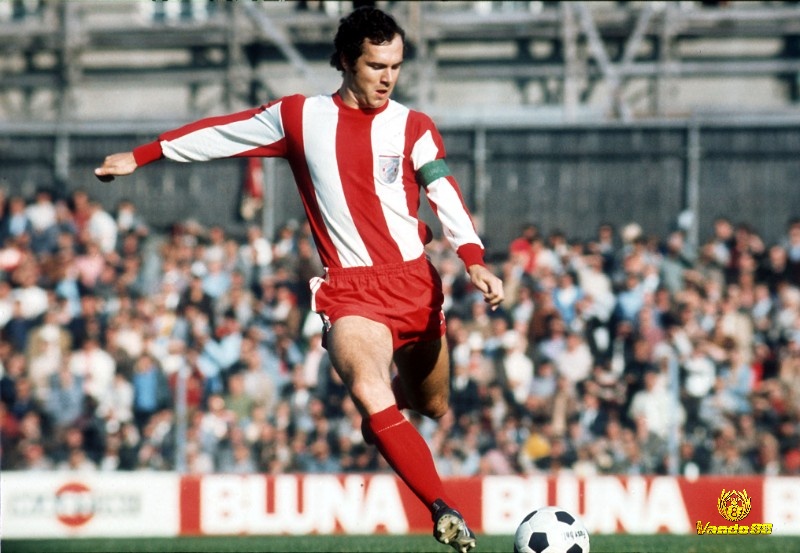 Franz Beckenbauer có thể phát động một pha tấn công nhanh cực hay từ ngay hàng phòng ngự